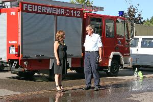 Bild: Wehrführer Hermann Josef Recktenwald bei der Meldung an die Bürgermeisterin und Chefin der Feuerwehr, Birgit Müller-Closset