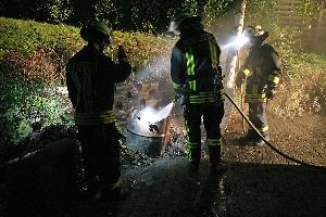 Bild: Die Einsatzkräfte löschten die noch schwelenden Abfälle ab