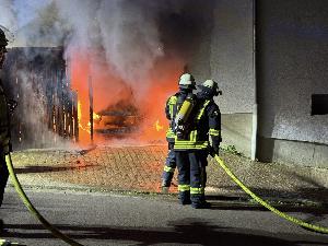 Bild: Brand eines Pkw in einer Garage in der Hierscheider Straße