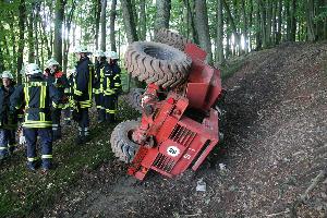 Bild: Der Radlader blieb auf der Seite auf einem Waldweg liegen