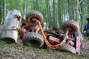 Bild: Die Endlosschlingen sind am Fahrgestell angeschlagen, gleichzeitig wird von der anderen Seite der Greifzug zum Sichern in Stellung gebracht