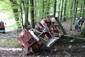 Bild: Aufrichten des Fahrzeugs mit Seilwinde und Greifzug