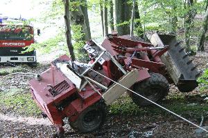 Bild: Aufrichten des Fahrzeugs mit Seilwinde und Greifzug
