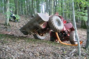 Bild: Aufrichten des Fahrzeugs mit Seilwinde und Greifzug