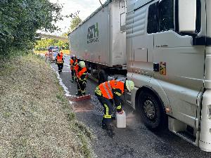 Bild: Auslaufende Betriebsstoffe nach technischem Defekt auf der Autobahn A1