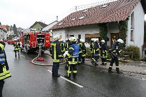 Bild: Einsatzkräfte vor dem Anwesen in der Hauptstraße