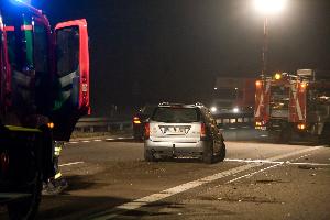 Bild: Das beschädigte Fahrzeug kam nach dem Unfall auf der rechten Fahrspur zu stehen