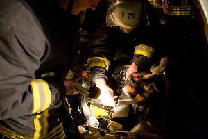 Bild: Einsatzkräfte beim Abklemmen der Fahrzeugbatterie