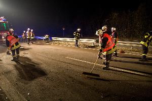 Bild: Trümmerteile des Unfallfahrzeugs mussten von der Fahrbahn beseitigt werden