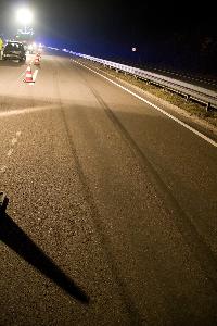 Bild: Brems- und Schleuderspuren eines weiteren Fahrzeugs, dass fast in die Unfallstelle gekracht wäre