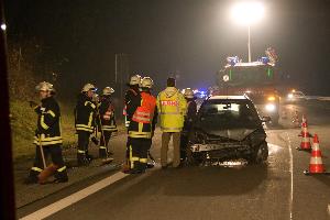 Bild: Einsatzkräfte von Polizei und Feuerwehr an der Unfallstelle