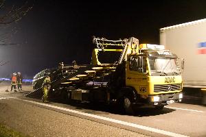 Bild: Aufladen des beschädigten Fahrzeugs durch ein Bergungsunternehmen