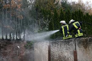 Bild: Nachlöscharbeiten durch die Feuerwehr