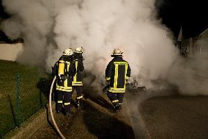 Bild: Ein Trupp führt unter Atemschutz Nachlöscharbeiten durch