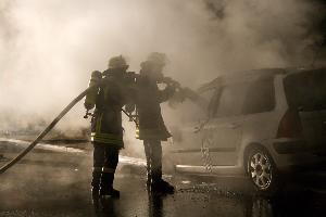 Bild: Ein Trupp führt unter Atemschutz Nachlöscharbeiten durch