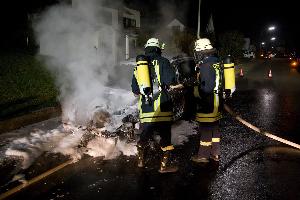 Bild: Ein Trupp führt unter Atemschutz Nachlöscharbeiten durch