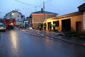 Bild: Insgesamt drei Fahrzeuge waren in der Garage untergestellt