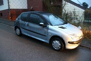 Bild: Eines der rußbedeckten Fahrzeuge, die von den Eigentümern in Sicherheit gebracht wurden