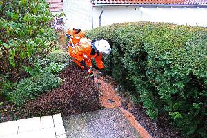 Bild: Mit Spaten und Schaufeln wurde ein Ablauf für das Wasser geschaffen