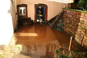 Bild: Bis zu 30 Zentimeter hoch stand das Wasser in den Kellerräumen