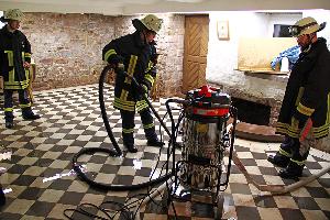 Bild: Mit einem Wassersauger wurden die Kellerräume trocken gelegt