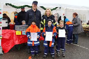 Bild: Löschbezirksführer Dr. Frank Schwan und Jugendbetreuerin Melanie König Schwan mit den neuen Mitgliedern der Eppelborner Jugendfeuerwehr: Hanna Rau, Max Klaumann und Sebastian Forster (von links)