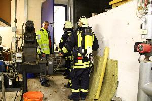 Bild: Ein Trupp unter Atemschutz vor dem Zugang zum Spänebunker der Hackschnitzelheizung