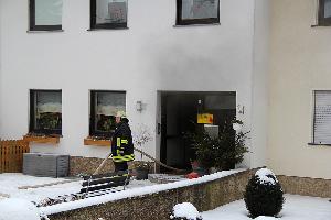 Bild: Rauch dringt aus dem Eingang des Wohnhauses