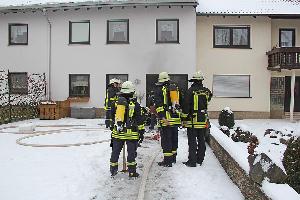 Bild: Ein Rettungstrupp steht vor dem Gebäude in Bereitschaft