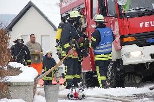 Bild: Weitere Kräfte rüsten sich mit Atemschutzgeräten aus