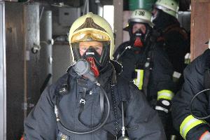 Bild: Wegen der starken Rauchentwicklung mussten die Einsatzkräfte unter Atemschutzeinsatz vorgehen