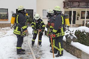 Bild: Einsatzkräfte vor dem Gebäude in der Schillerstraße