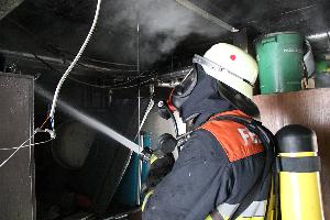 Bild: Nachlöscharbeiten unter Atemschutzeinsatz