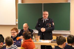 Bild: Gemeinde-Jugendbetreuer Karl Paul begrüßte die 27 Jungen und Mädchen im Gerätehaus in Wiesbach