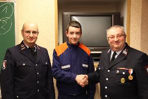 Bild: Der neue Gemeinde-Jugendgruppensprecher Patrick Hell zusammen mit dem stellvertretenden Wehrführer Christian Holz (links) und Gemeinde-Jugendbetreuer Karl Paul