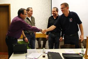 Bild: Schriftführer Eric Holzer und Kassierer Klaus Fuchs dankten Sascha Müller und Dr. Frank Schwan im Namen der Mannschaft für die Arbeit im vergangenen Jahr