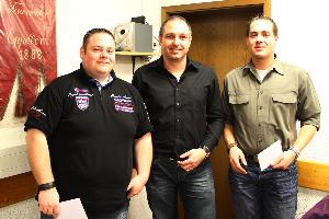 Bild: Sascha Müller (mitte) dankte Markus Braun (links) und Klaus Fuchs für die erhebliche Mehrarbeit, die die beiden durch die Bewirtung bei Übungen und Ausbildungsveranstaltungen auf sich genommen haben