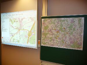 Bild: Ebenfalls alte und neue Technik parallel: Herkömmliche (rechts) und digitale Lagekarte