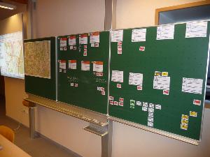 Bild: Jederzeit den Überblick behalten: Der Status aller beteiligten Einheiten und Fahrzeuge wurde mit Magnetschildern festgehalten