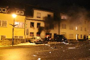 Bild: Beim Eintreffen der Feuerwehr schlugen Flammen aus den Fenstern des Wohnhauses