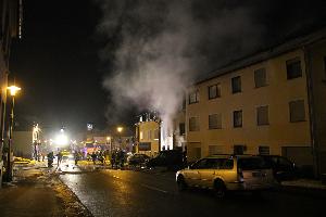 Bild: Rauch dringt immer noch aus dem Gebäude
