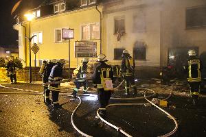 Bild: Einsatzkräfte bringen eine Leiter an dem Gebäude in Stellung