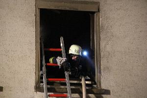 Bild: Ein Trupp am Fenster des Obergeschosses