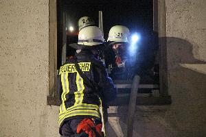 Bild: Ein Trupp am Fenster des Obergeschosses