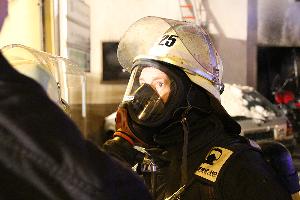 Bild: Der Einsatz war anstrengend für die Kräfte, die unter Atemschutz in das Gebäude vordrangen