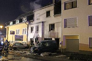 Bild: Nach den Rettungsarbeiten mussten die Rettungskräfte das Gebäude schnellstens verlassen: Einsturzgefahr