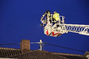 Bild: Die Stromzufuhr wurde vom Energieversorger über die Drehleiter gekappt, da das Gebäude nicht mehr betreten werden konnte