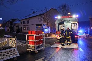 Bild: Mit dem neuen Gerätewagen Logistik (GW-L) wurden neue Atemschutzgeräte an die Einsatzstelle gebracht