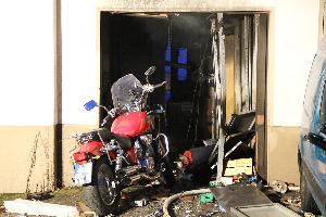 Bild: Die Eingangstür wurde durch die Explosion aus ihrer Verankerung gerissen und mehrere Meter weit geschleudert