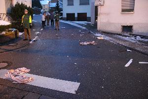 Bild: Trümmerteile wurde mehrere Meter weit von dem Objekt weggeschleudert